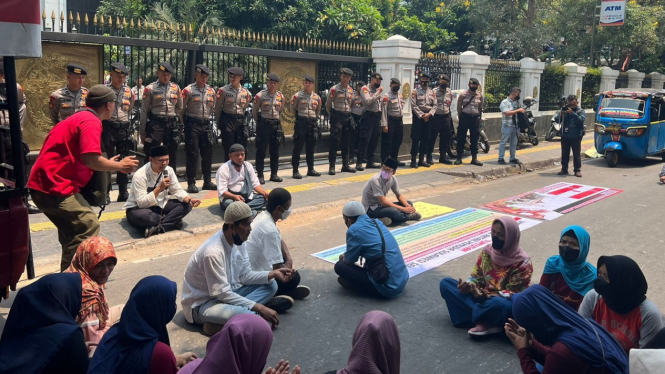Unjuk rasa di depan Gedung MA, Jakarta, Rabu (13/9/2023).