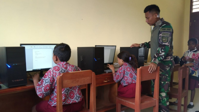 Satgas Yonif 122/TS Pos  Koki B Pitewi, Papua, Tingkatkan Ilmu Pengatahuan Dasar Tekhnologi Komputer di SD Negeri