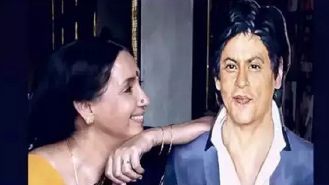 Bangga! Neena Kulkarni Foto Bareng Poster Shah Rukh Khan Usai Nonton Film 'Jawan'