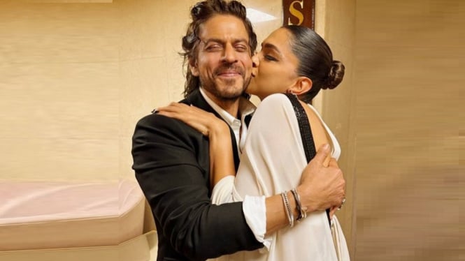 Cie... Cie... Shah Rukh Khan Mukanya Memerah saat Dicium Deepika Padukone di Acara Kesuksesan Film Jawan