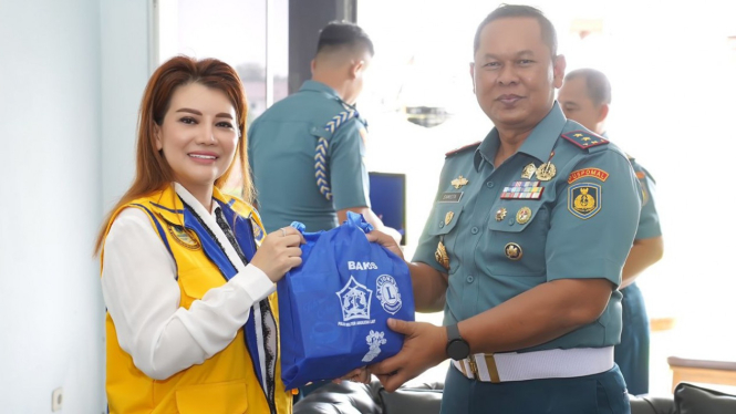 Livienne Rusellia Pimpin Penyerahan 300 Paket Sembako Untuk Baksos Peringatan HUT TNI Angkatan Laut ke-78 di Cirebon