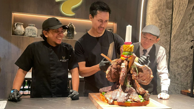 Content Creator Dimas Ramadhan atau Dimsthemeatguy, Rayakan 1 Tahun Meatguys Steakhouse dengan "The Hanging Tomahawk"