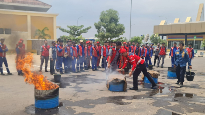 70 Kali Karhutla di Jalan Tol Lampung, Hutama Karya Gelar Pelatihan dan Simulasi Pemadaman Kebakaran