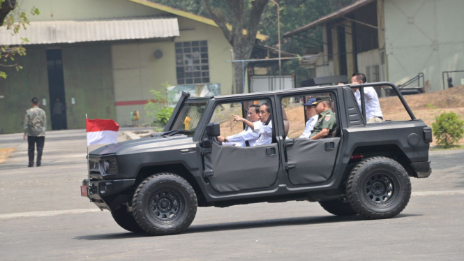 Menhan Prabowo Dampingi Presiden RI Joko Widodo Tinjau PT Pindad di Bandung