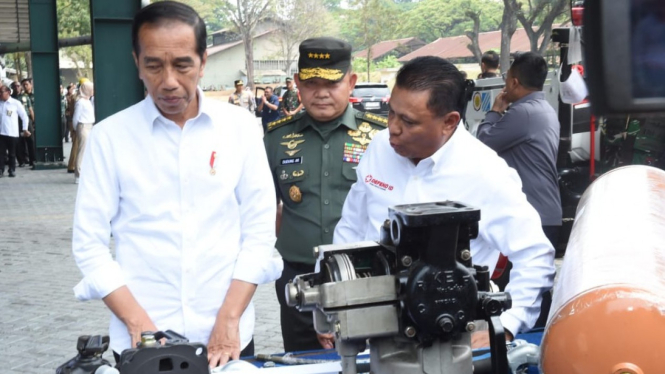 Kasad Jenderal TNI Dudung Abdurachman Dampingi Presiden RI Joko Widodo Kunjungan ke PT Pindad