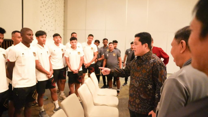 Erick Thohir bersama Timnas Indonesia U-24