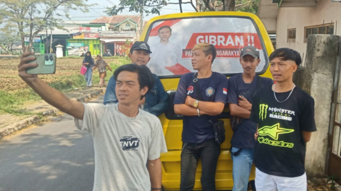 Wajah Gibran Rakabuming Mejeng di Ratusan Kaca Belakang Mobil Angkutan Kota Kabupaten Bandung