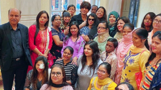 Shah Rukh Khan Bersama Anggota LSM