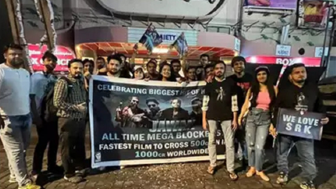 Box Office Film Jawan Tembus Rp2,06 Triliun, Penggemar Shah Rukh Khan Rayakan Kemenangan di Gaiety Galaxy