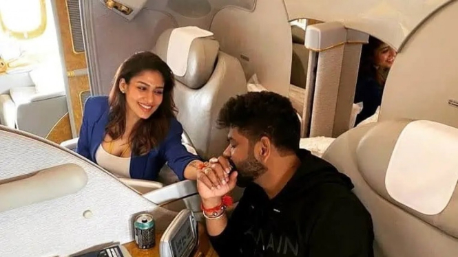 Nayanthara di dalam jet pribadinya