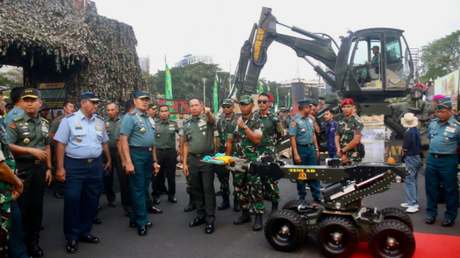 Panglima TNI Laksamana TNI Yudo Margono Kunjungi Stand Zeni TNI AD
