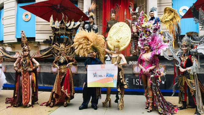 Kolaborasi SoKlin dan Jember Fashion Carnaval Curi Perhatian Warga New York, Amerika Serikat