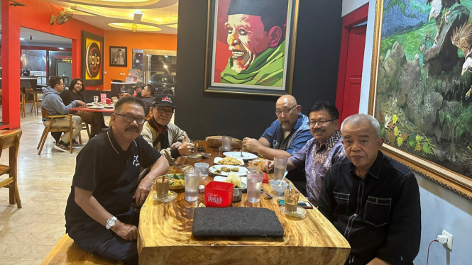 Catatan Ilham Bintang: Kongres XXV PWI, Foto Buya Hamka di Cafe dan Teh Talua