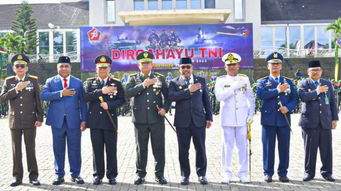 Danlantamal IX Bersama Pimpinan TNI di Maluku Gelar Upacara Parade dan Defile Pada HUT Ke-78 TNI Tahun 2023