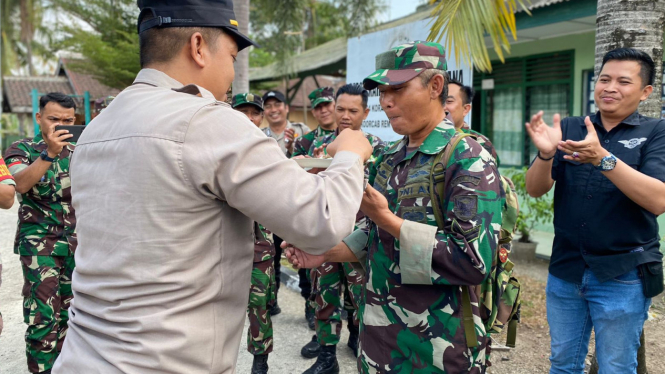 Ucapkan HUT ke-78 TNI, Polsek Penengahan Beri Surprise ke Markas Koramil 421-03/Pnh
