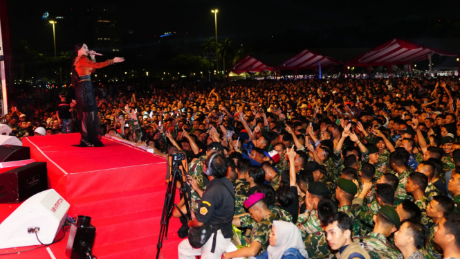 Ribuan Anggota TNI Berbaur dengan Masyarakat Nikmati Panggung Hiburan TNI di Monas
