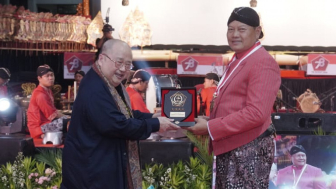 Panglima TNI Laksamana TNI Yudo Margono Menerima Penghargaan Rekor MURI yang Diserahkan oleh Pendiri Rekor MURI, Jaya Suprana