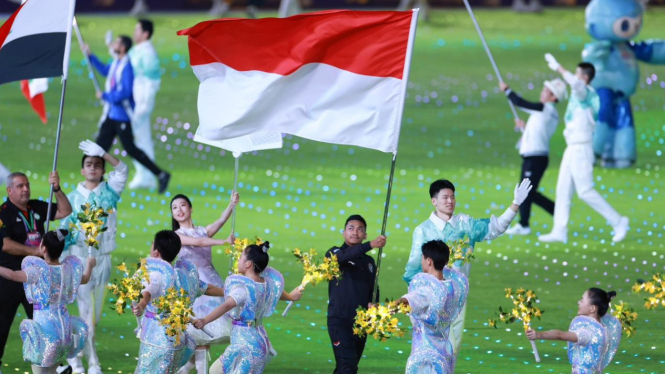 Zigi Bawa Bendera di Penutupan Asian Games 2022