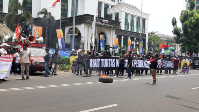 Bakornas LKBHMI PB HMI Geruduk Kantor Pusat OJK