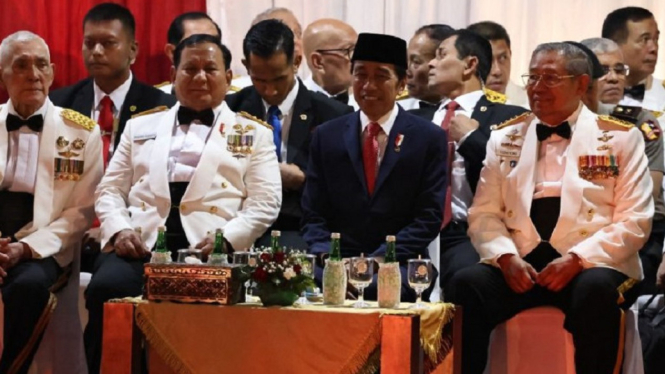 Menhan Prabowo Dampingi Presiden Jokowi Pimpin Upacara Parade Senja di Kemhan