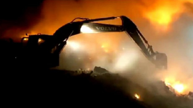 Kebakaran Hebat Menimpa TPA Bakung Bandar Lampung, Puluhan Personel Damkar Dikerahkan