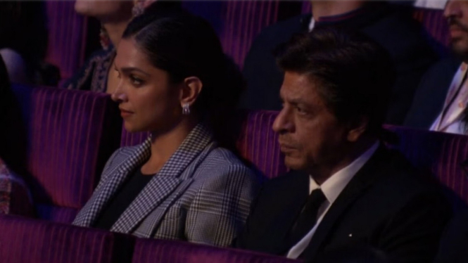 Tatapan Tajam Shah Rukh Khan saat Peresmian Sesi IOC Bersama Deepika Padukone di NMACC Mumbai