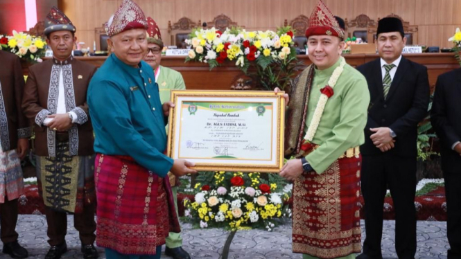 Pj Gubernur Sumsel Agus Fatoni Mendapat Gelar Adat Lubuk Linggau, Pangeran Batuah Seketi