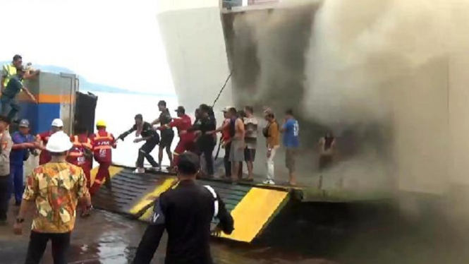 KMP Tranship 1 yang Mengangkut Puluhan Penumpang dan Kendaraan, Terbakar di Pelabuhan Bakauheni