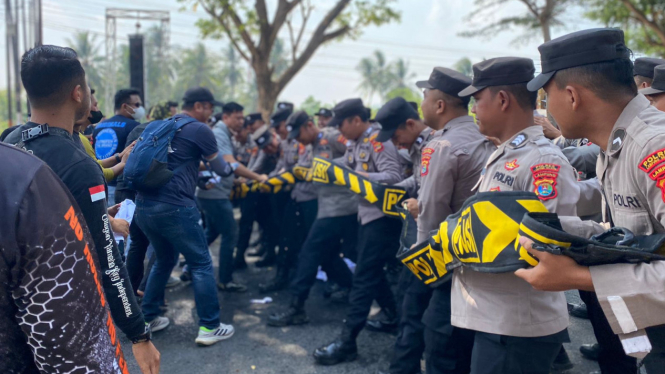 Massa Rusuh di Depan Kantor KPU dalam Sispamkota Polres Lampung Selatan