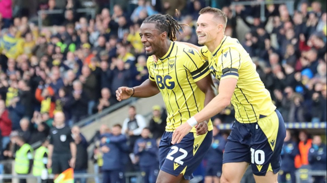 Greg Leigh (22) cetak gol Oxford  United 1-1 Blackpool FC