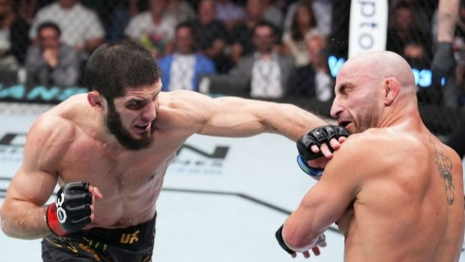 Islam Makhachev (kiri) ALexander Volkanovski (kanan)