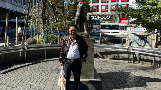 Bang One Karni Ilyas Ikut Mengantre Berfoto dengan Patung Hachiko di Tokyo