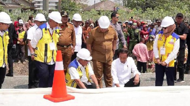 Presiden RI Joko Widodo Tinjau Perbaikan Jalan Rusak di Lampung, Proses Perbaikan Mencapai 60 Persen