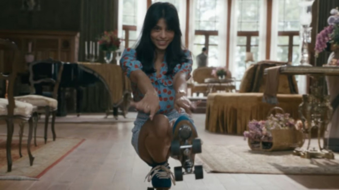 Suhana Khan Buka-bukaan Tentang Adegan Memakai Sepatu Roda di Lagu The Archies, Sunoh