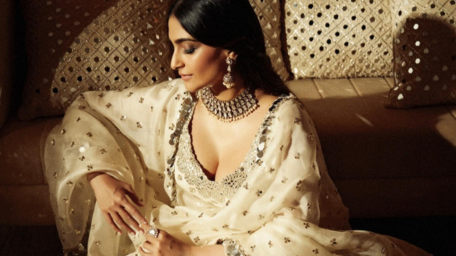 Bukan Kajol, Bukan Katrina Kaif, Hanya Sonam Kapoor yang Tampil Cantik Seperti Biasanya