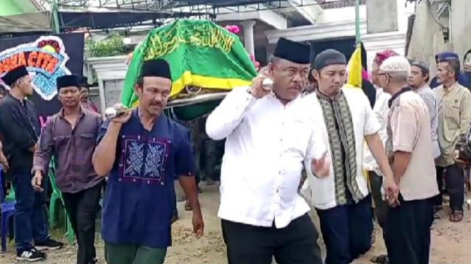 Isak Tangis Iringi Pemakaman Pelajar SMK di Bandar Lampung, yang Jadi Korban Tewas Akibat Tawuran