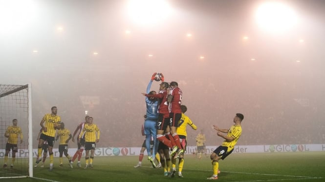 kabut menyelimuti laga tunda Lincoln City vs Oxford United 0-2