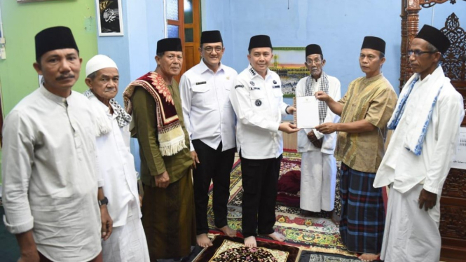 Pj Gubernur Sumatera Selatan Agus Fatoni Sholat Jumat di Masjid Istiqomah, Tanjung Dalam OKU