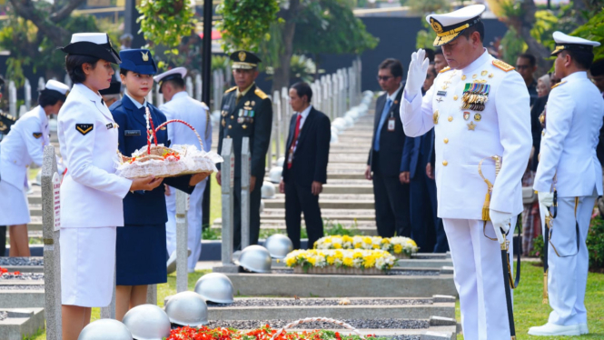 Panglima TNI  Hadiri Upacara Peringatan Hari Pahlawan dan Tabur Bunga di TMP Kalibata