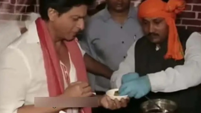 Viral Shah Rukh Khan beli jajanan kaki lima India