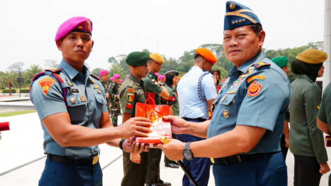 Panglima TNI Berikan Penghargaan kepada Prajurit Berprestasi