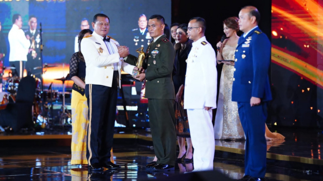 Dua Prajurit Kostrad, Mayor Inf Sabar Simanjuntak dan Sertu Fadli Canu Terima Penghargaan Soedirman Awards