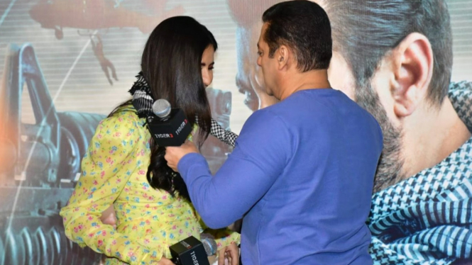 Penonton Mengamuk Saat Salman Khan Memakaikan Syal Tiger 3 di Leher Katrina Kaif