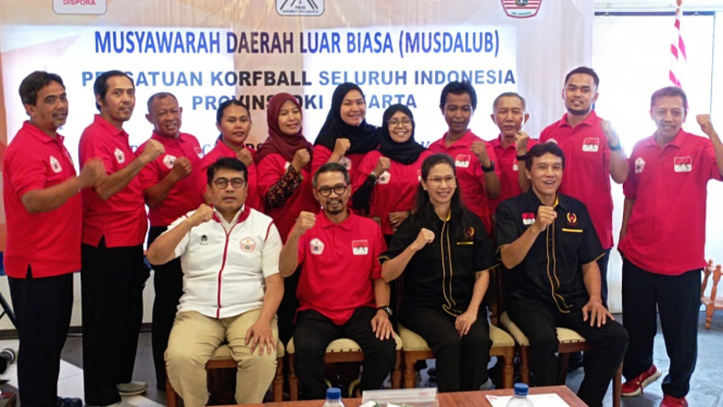 Adi Dwiariono (baju merah duduk) terpilih sebagai Ketum Korfbal DKI