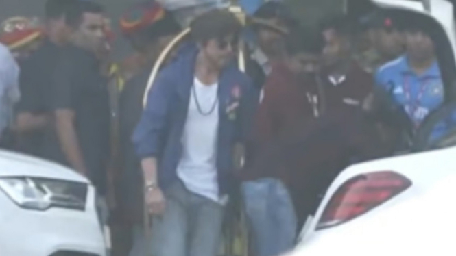 Video Shah Rukh Khan dan istri, Gauri Khan Tiba di Ahmedabad untuk Menyaksikan Final Piala Dunia Kriket India Vs Australia