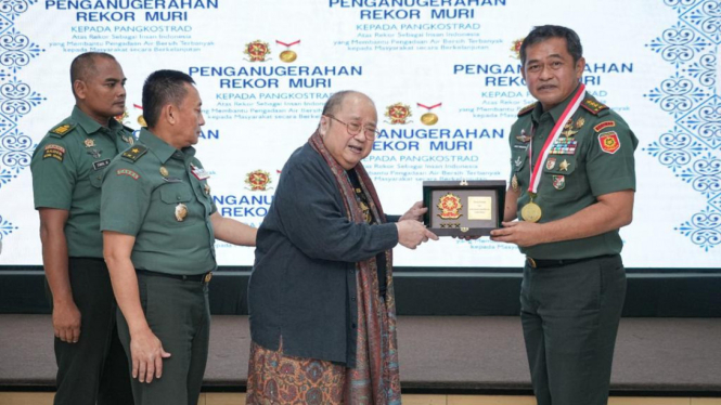 Pangkostrad Letjen TNI Maruli Simanjuntak Dianugerahi Rekor MURI