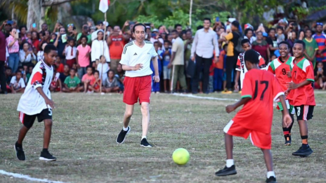 Presiden Joko Widodo Bagikan Foto Keseruan Bermain Sepak Bola