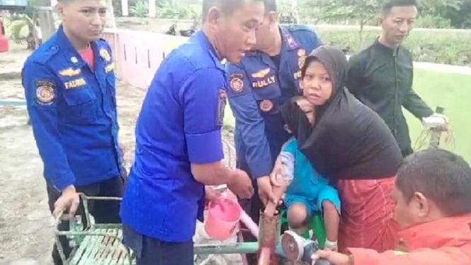 Dramatis! Petugas Damkar Evakuasi Tangan Siswa TK yang Terjepit Wahana Mainan di Sekolah