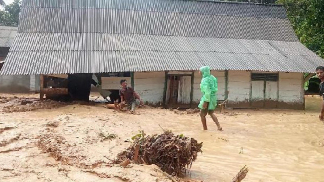 Diguyur Hujan Deras, Puluhan Rumah Terendam dan Jembatan Ambrol Diterjang Banjir Bandang di Tanggamus, Lampung