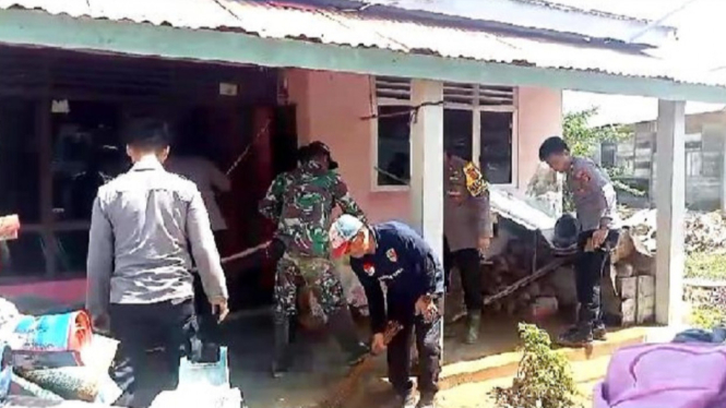 Petugas Gabungan Bersihkan Sisa Banjir Bandang yang Menerjang Rumah Warga di Tanggamus Lampung